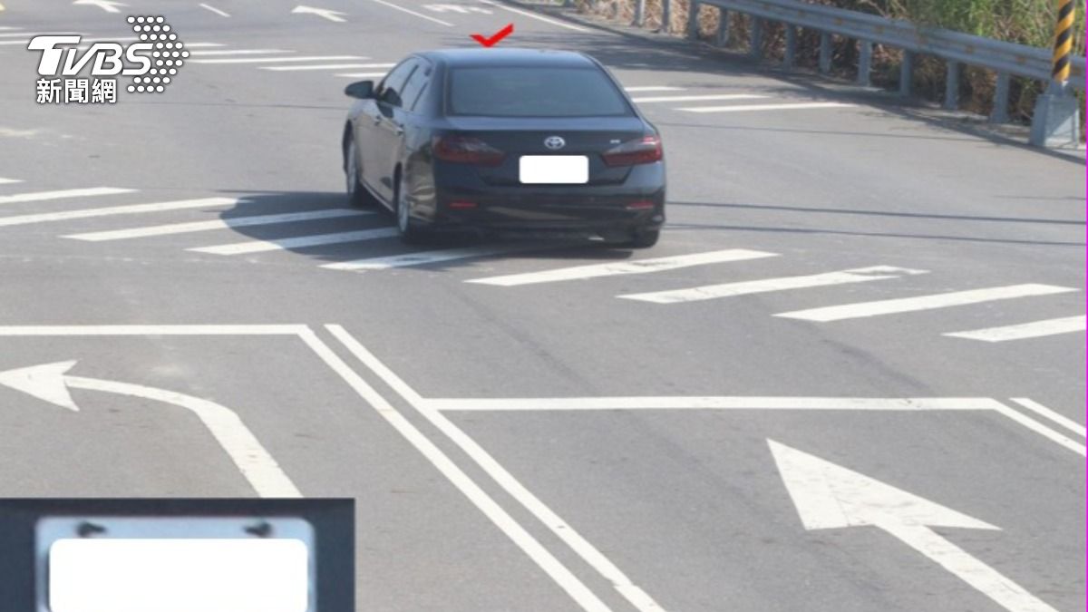 轎車未依規定行駛遭檢舉。（圖／TVBS）