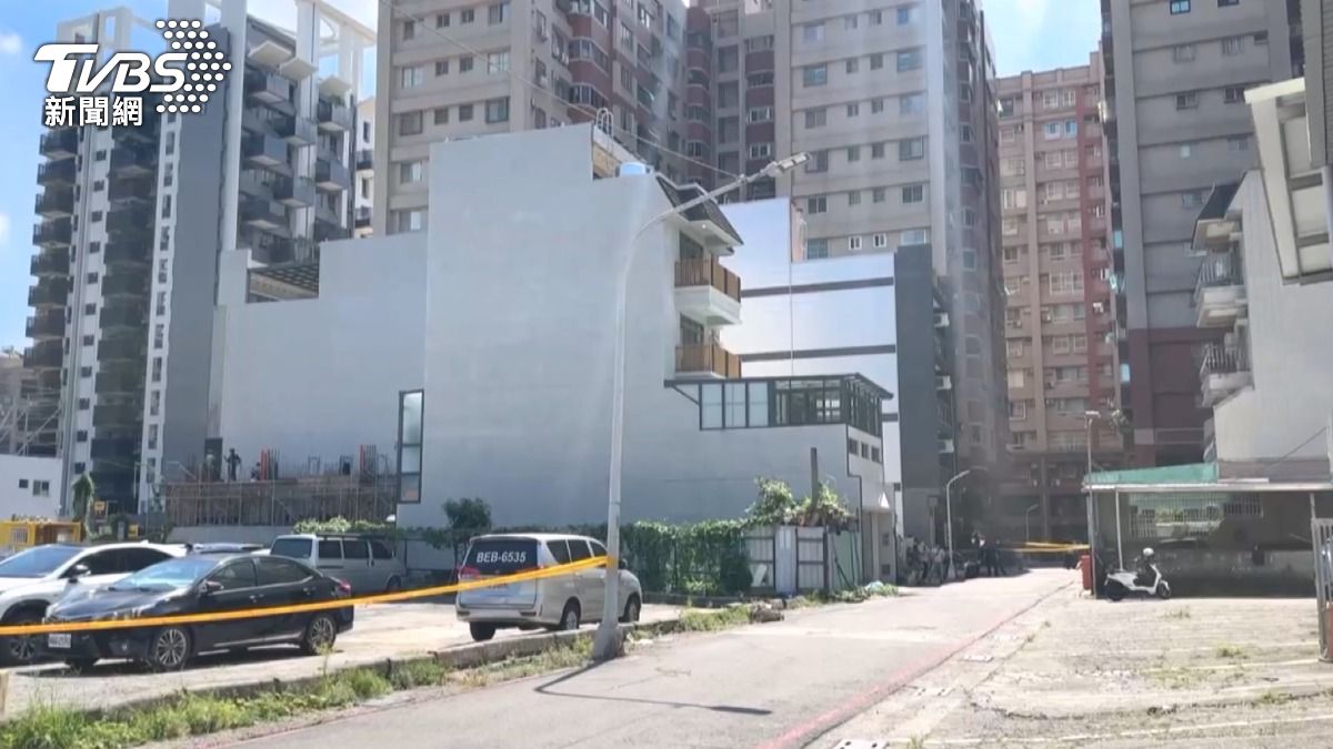 51歲男子在高雄左營住家外遭槍擊,警方初步研判可能與債務糾紛有關。(圖/TVBS)