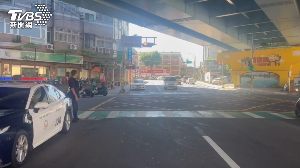 警方依照規定進行舉發。(圖/TVBS)