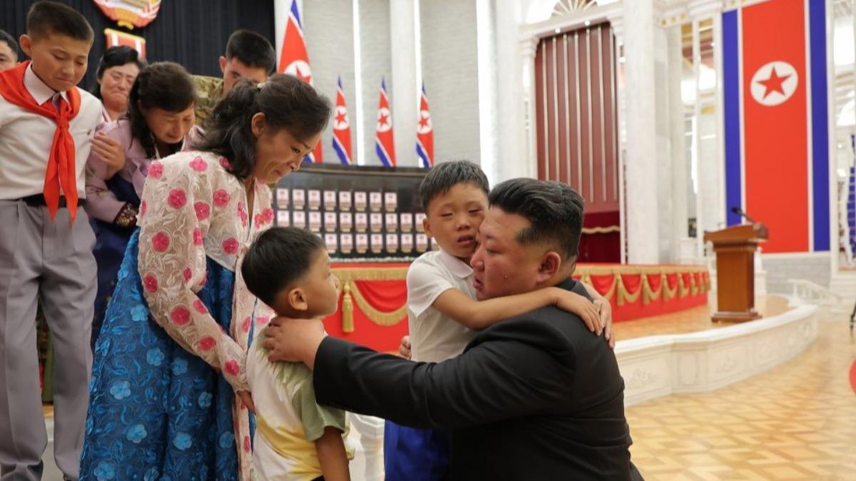 金正恩哭了!緊抱「赴俄烏戰死士兵」家屬 含淚公開致歉