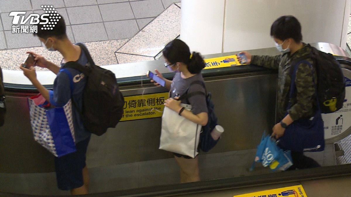 低頭族當心「手機頸」 恐出現骨刺.椎間盤突出 (圖/TVBS)