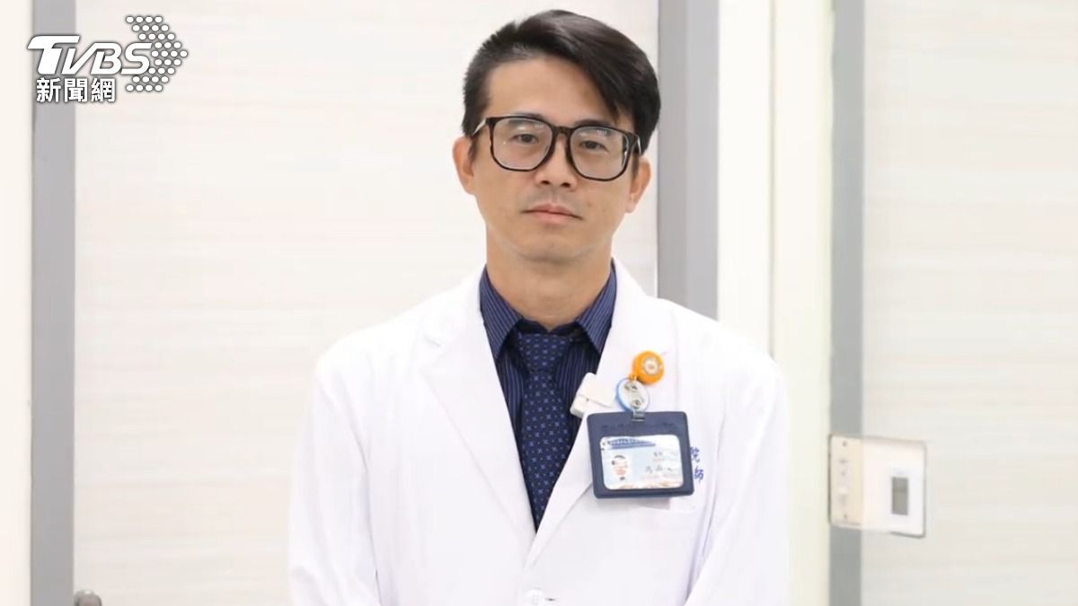 長時間滑手機!醫師:恐提早頸椎退化 勿輕忽 (圖/TVBS)