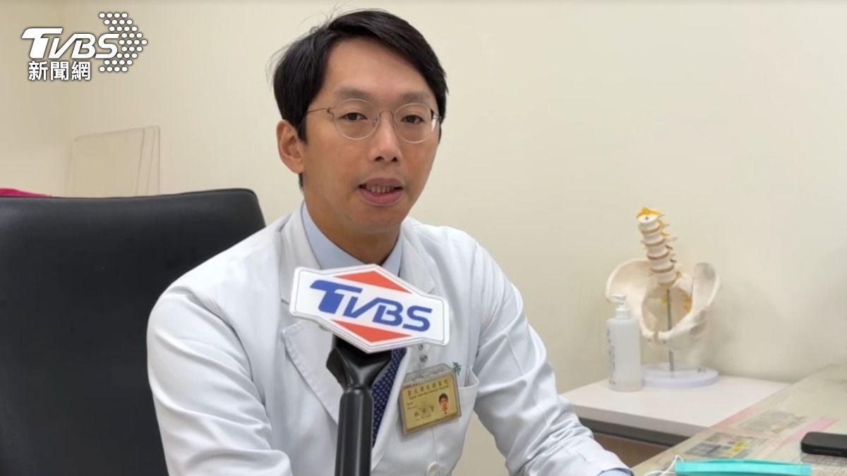 長時間滑手機!醫師:恐提早頸椎退化 勿輕忽 (圖/TVBS)