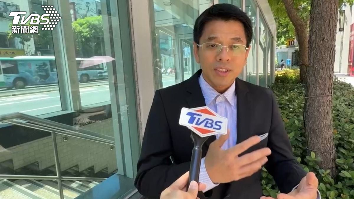 長時間滑手機!醫師:恐提早頸椎退化 勿輕忽 (圖/TVBS)