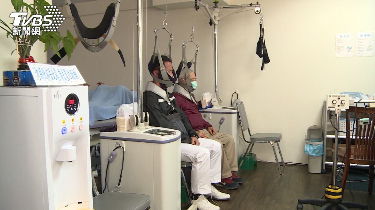長時間滑手機!醫師:恐提早頸椎退化 勿輕忽 (圖/TVBS)