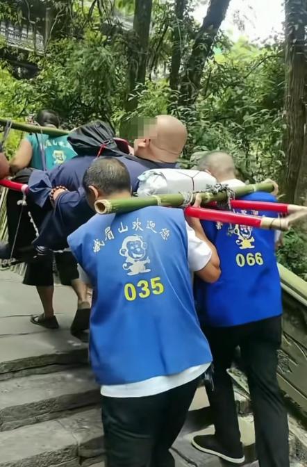 男子撒大錢坐轎子爬峨眉山。(圖/翻攝自極目新聞)