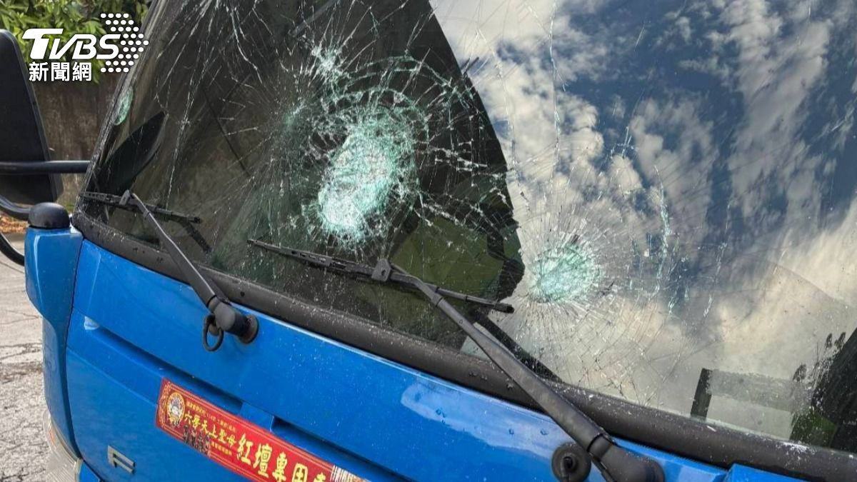 桃園醉漢發酒瘋持鐵鎚砸爆小貨車玻璃 警急出動壓制