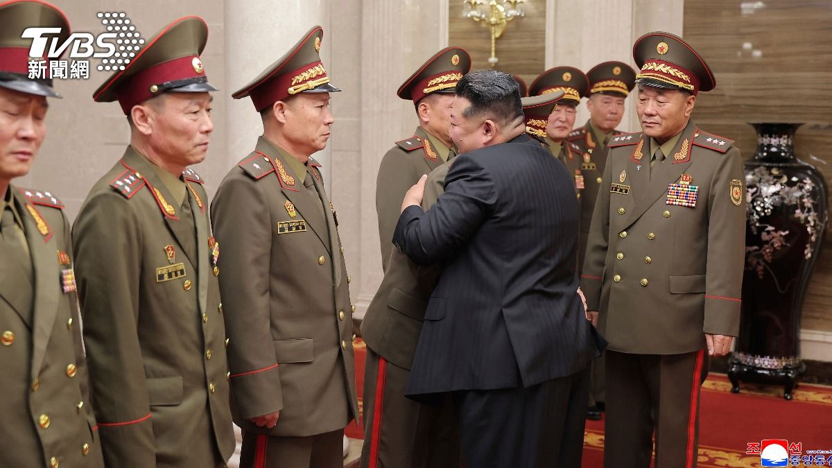 北韓領導人金正恩親自表彰援俄官兵，並慰問陣亡將士遺屬。 （圖／達志影像美聯社）