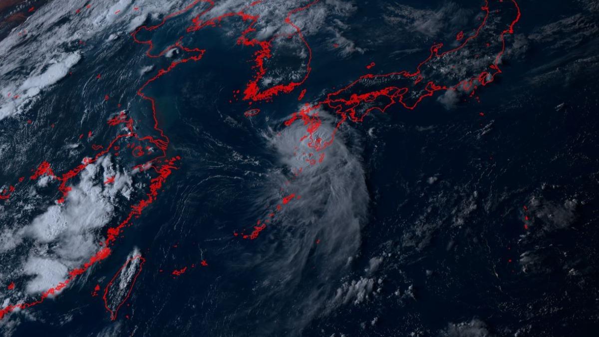 颱風「玲玲」21日登陸日本鹿兒島降下驚人雨量,水位暴漲洪水淹過道路還造成土石流。(圖/翻攝向日葵8號衛星)