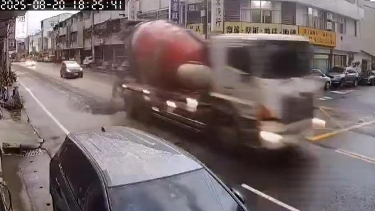 副駕誤觸閥門！混凝土車狂噴砂石遭開罰。(圖／民眾提供)