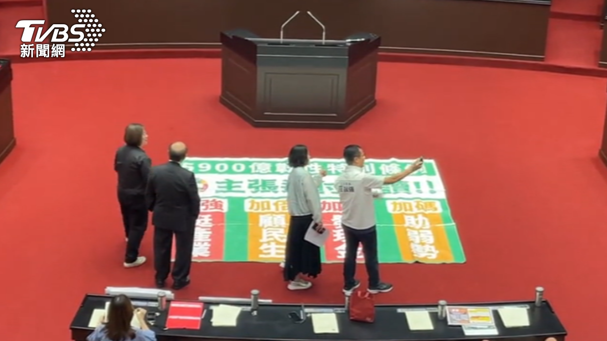 藍綠議場合影。（圖／TVBS）
