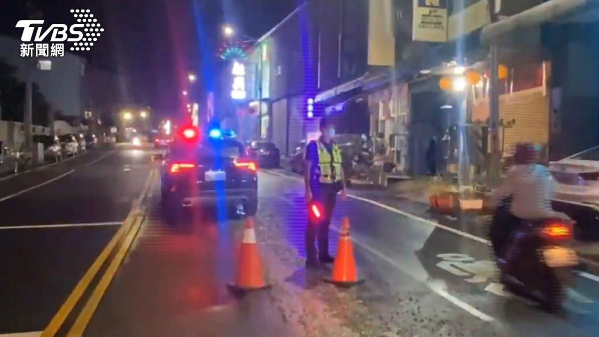 警方接獲通報後立即趕到現場，緊急擺放三角錐警示標誌以確保用路安全。(圖／TVBS)