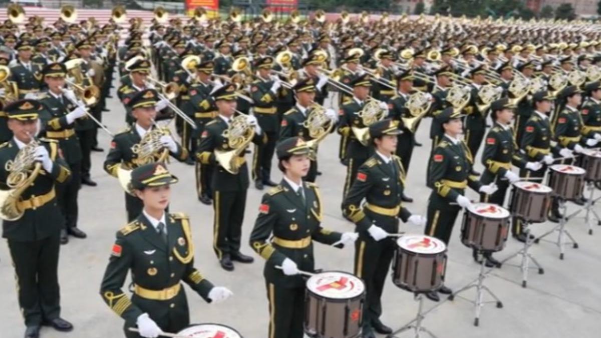 解放軍千人組成的軍樂團正在加緊排練。(圖/央視)