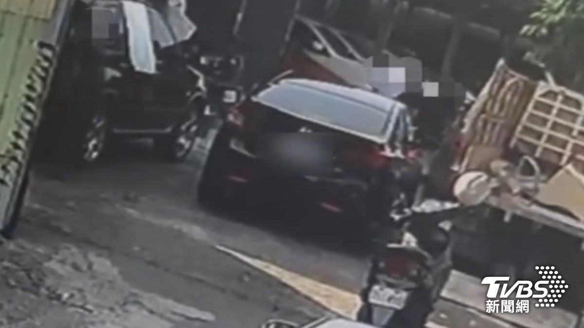 三名黑衣男用車堵住路口，拿刀槍擊車，連轟９槍。（圖／TVBS）
