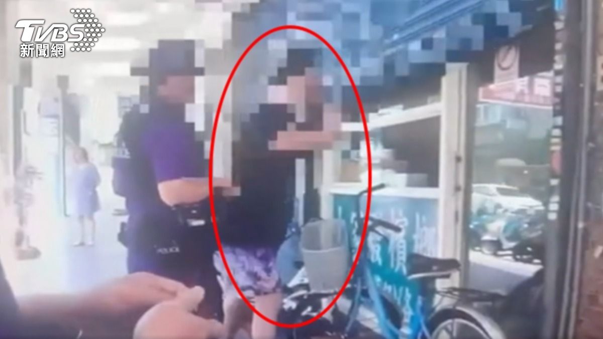 饒舌歌手梅海強涉毆人，警方將人帶回派出所，他事後也遭強制送醫，卻僅4小時又回案發現場。（圖／TVBS）