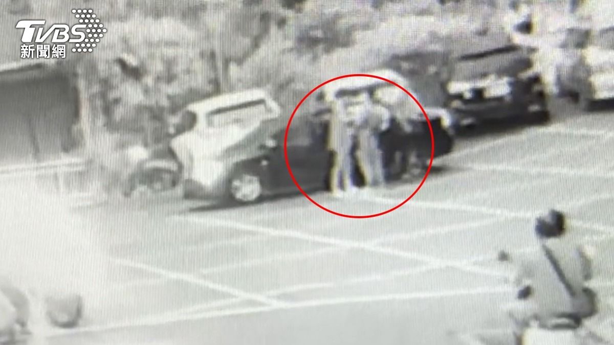 17歲少年遭殺害棄屍,家附近被押上車畫面曝光。(圖/TVBS)