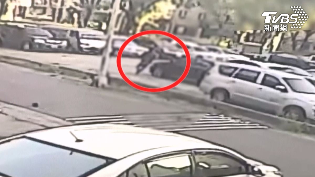 犯嫌開完槍後,畫面穿著黑衣槍手小跑步前去開車,直接從內撞過柵欄,開車快速逃逸(圖/TVBS)