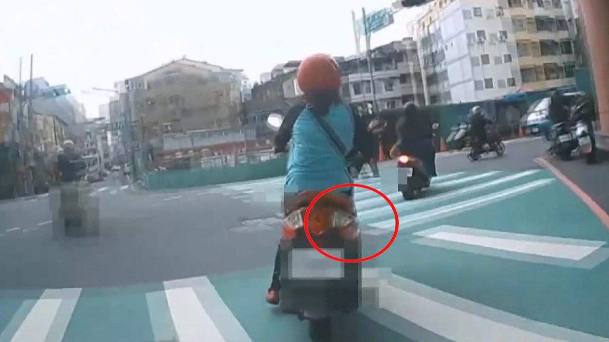 機車騎士停等紅燈後起步右轉也未打方向燈,被人檢舉為交通違規。(圖/民眾提供)