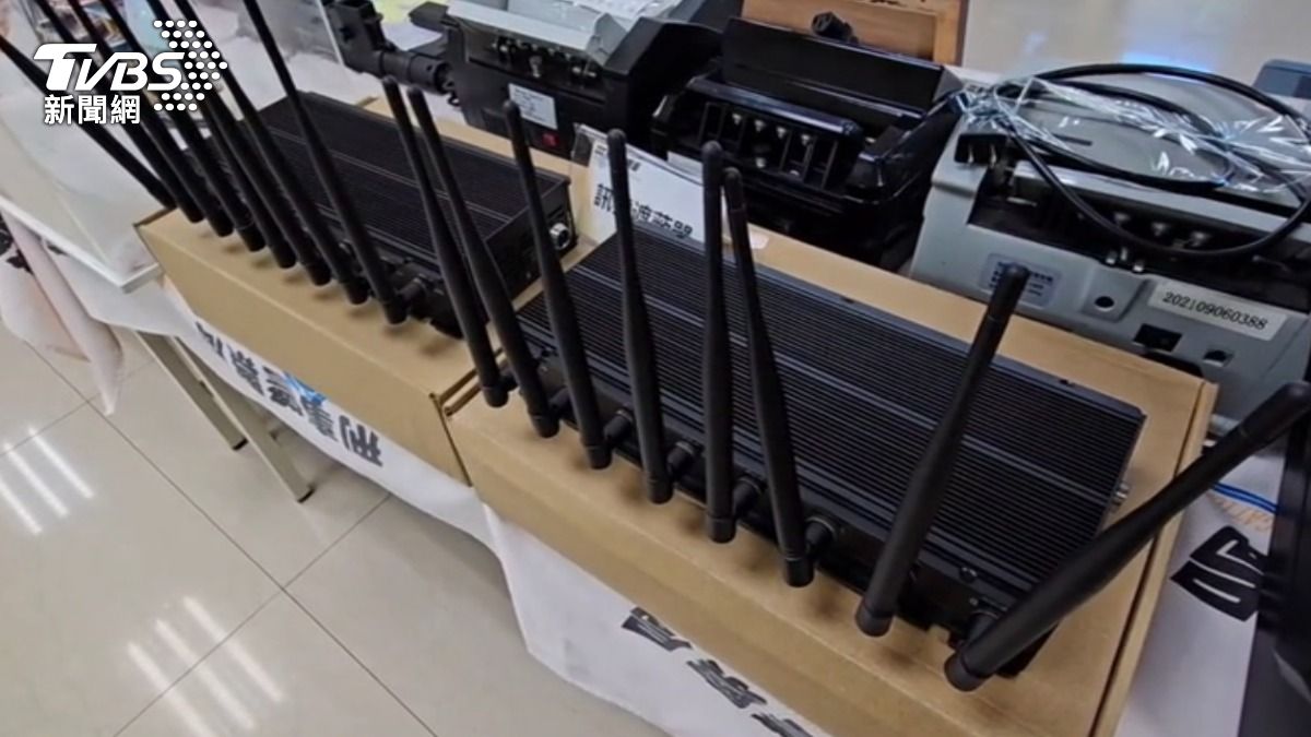 幫派合作憂訊息外流,開訊號遮蔽器遮擋網路訊號。(圖/TVBS)
