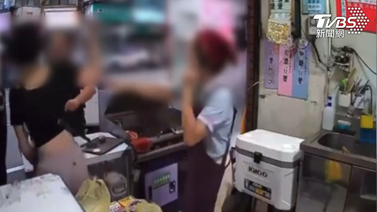 新竹男借廁所遭拒，怒砸早餐店、掌摑員工。（圖／TVBS）