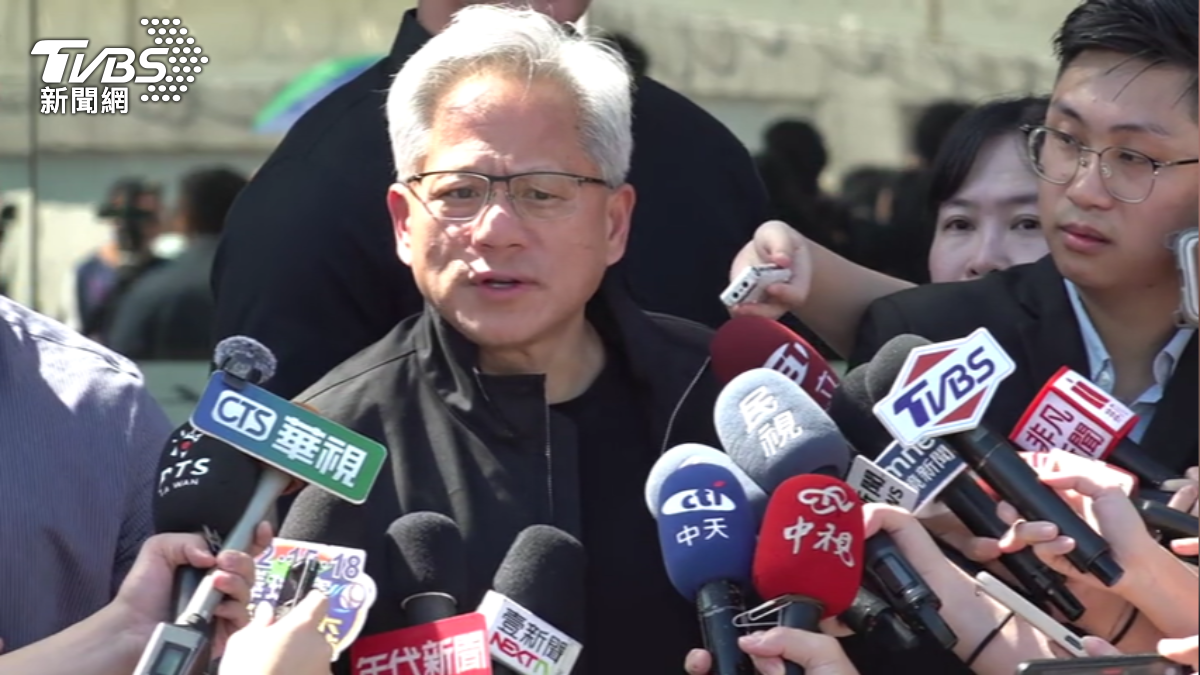 美國政府研擬入股台積電, 黃仁勳認為買台積電股票都聰明人。(圖/TVBS)