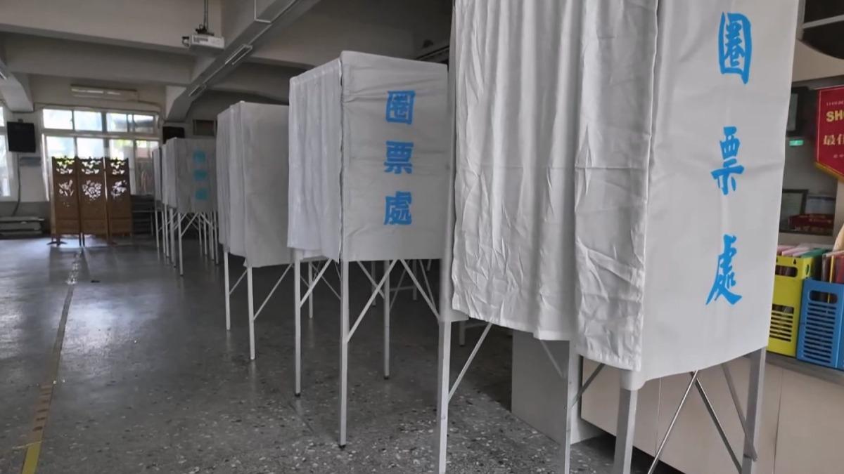 三名清潔隊員正在回收車上忙碌地搬運票匭、桌子和椅子。(圖/TVBS)