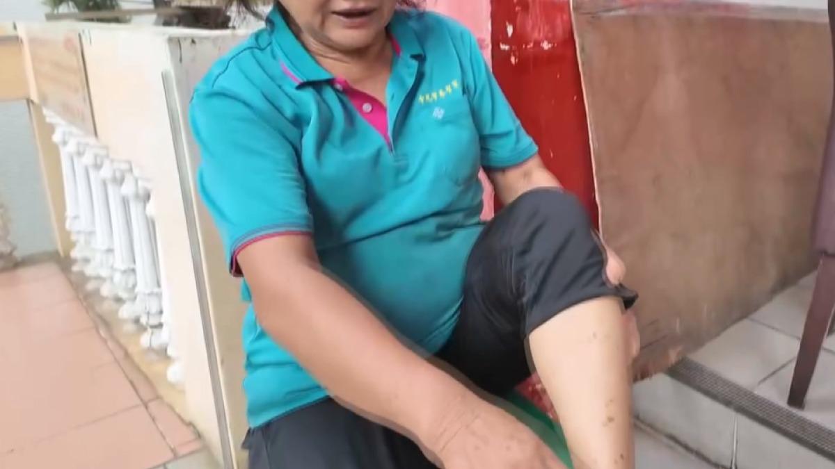 操作回收車尾門的升降裝置過程中,不小心將自己的左腳大拇指夾住。(圖/TVBS)