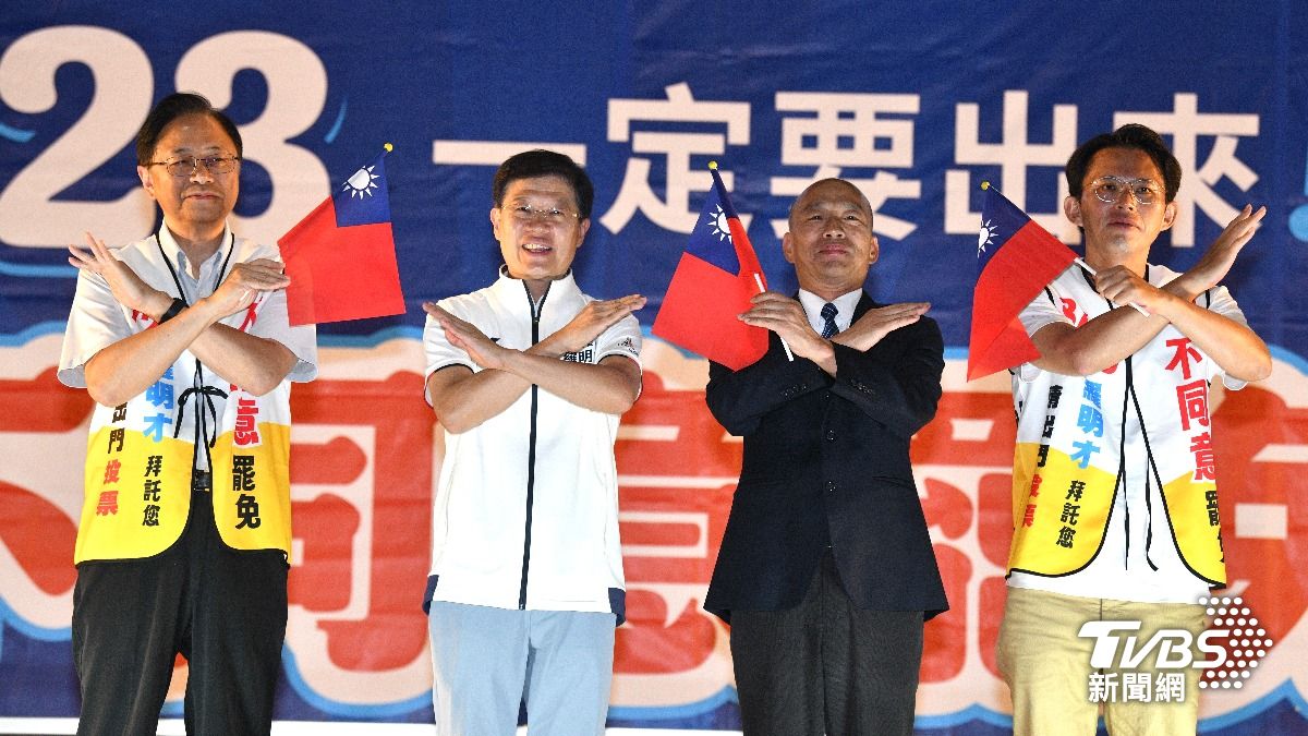 韓國瑜(右二)、黃國昌(右一)、張善政(左)站台羅明才(左二)。(圖/胡瑞麒攝)