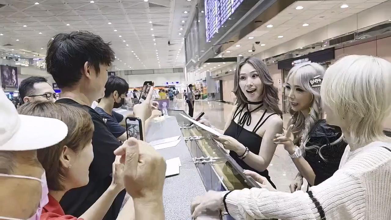 今天從桃園國際機場開始就有粉絲為BLACK DIAMOND接機。(圖/無限暢通娛樂提供)