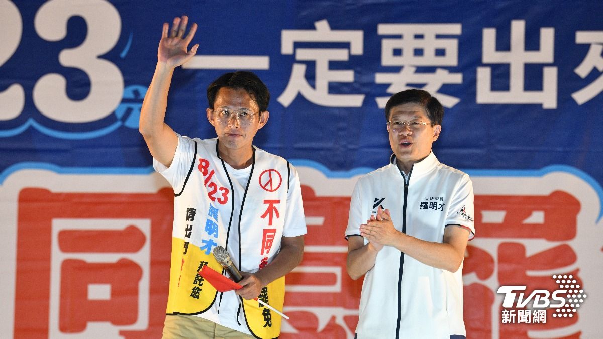 黃國昌（左）站台羅明才（右）喊投不同意罷免、公投投同意。（圖／胡瑞麒攝）