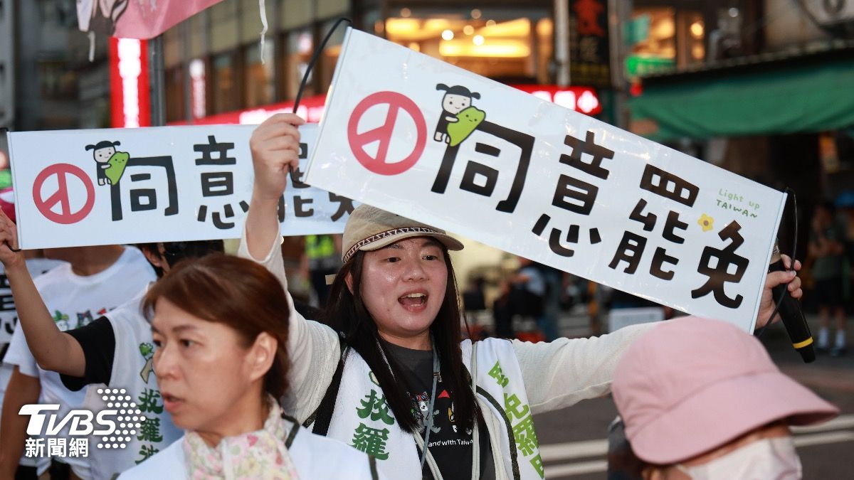 拔羅波志工高舉同意罷免文宣。(圖/華子琛攝)