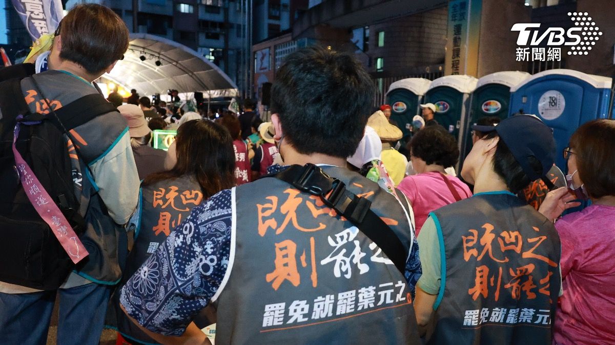 726首波罷免的罷團也到現場助威。圖為罷免藍委葉元之團隊。(圖/華子琛攝)
