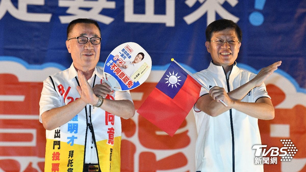 李四川（左）看羅明才政績扇子表示他9成都有參與。(圖／胡瑞麒攝)
