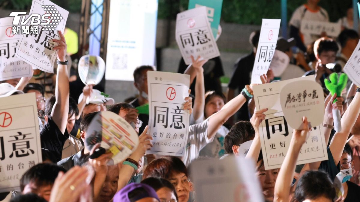 現場聚集許多民眾，高舉公投同意票。（圖／潘建樺攝）