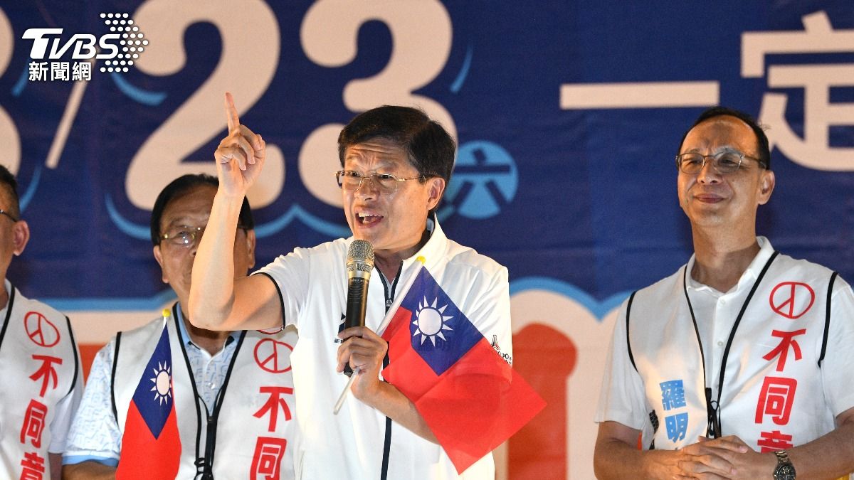 「吃屎哥」向台上灑冥紙被壓制帶離，羅明才稱沒關係。(圖／胡瑞麒攝)