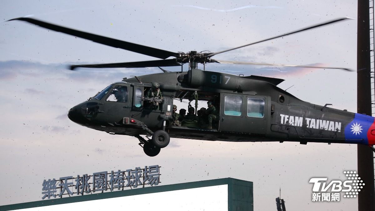 黑鷹直升機於機身左右兩側分別繪製國旗及「TEAM TAIWAN」和「TEAM ARMY」字樣。(圖/陸軍提供)