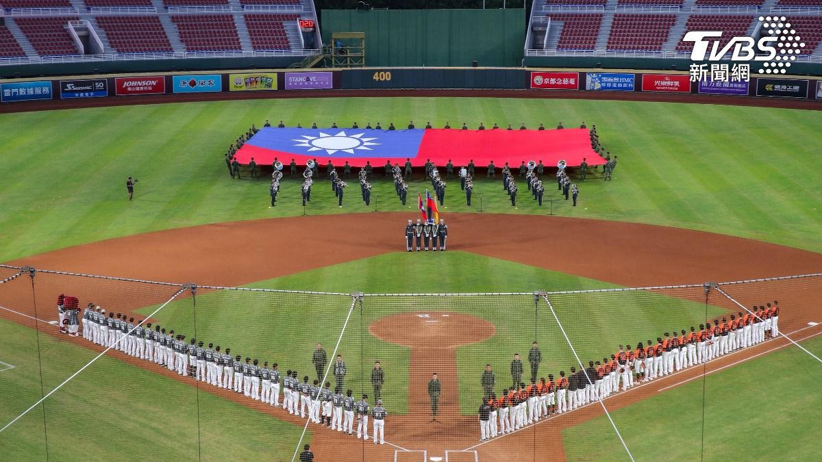 展旗隊迅速展開國旗,搭配陸軍樂隊國歌演奏,全體人員齊聲高唱國歌。(圖/陸軍提供)