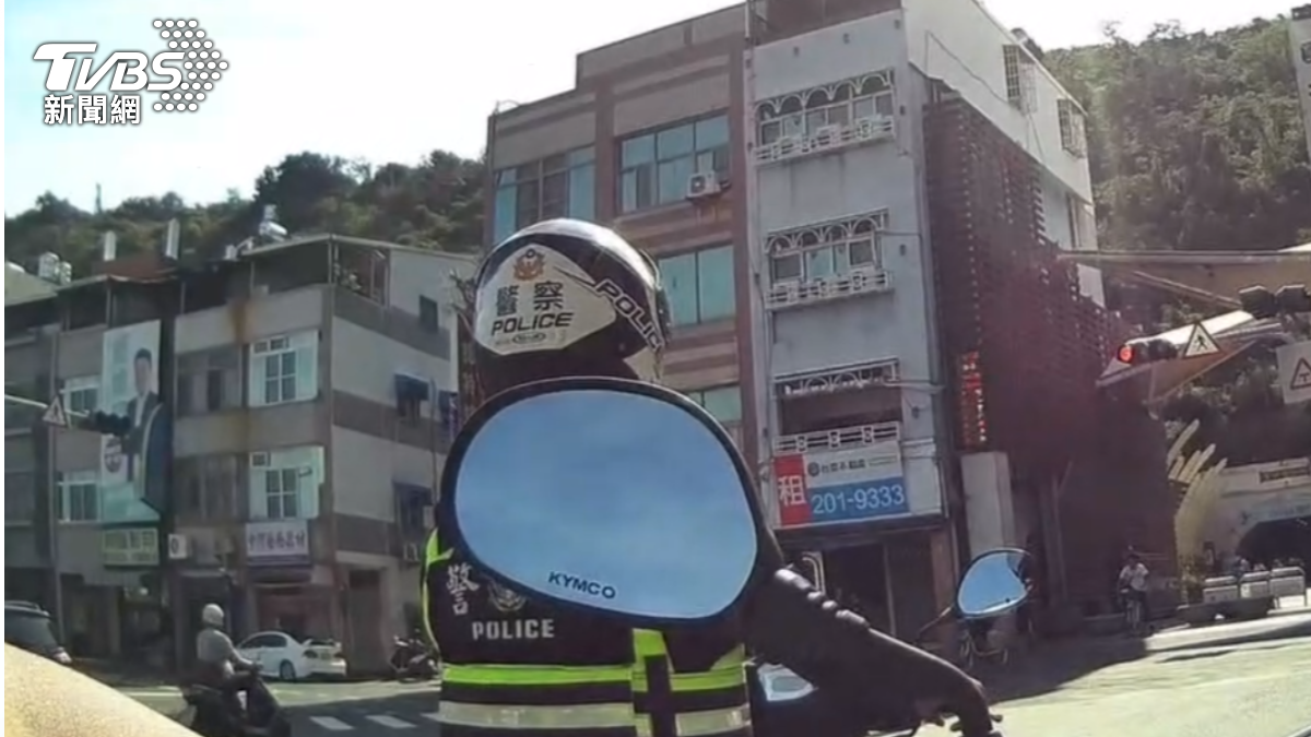 除了傷害罪判刑外,員警密錄器拍下,灰色上衣的曾姓男子紅燈左轉也被開單。(圖/TVBS)