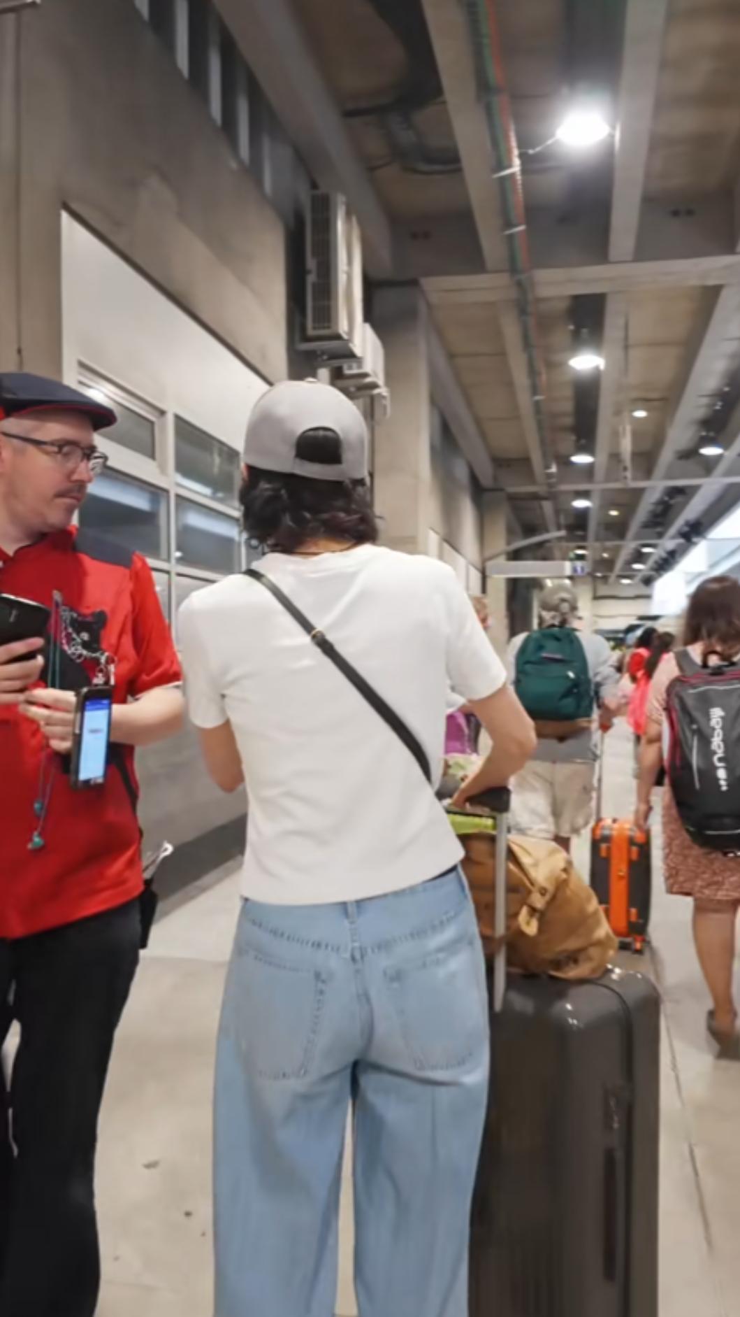 張曼玉一身輕鬆休閒又有俐落感的穿搭現身車站(圖/翻攝自張曼玉小紅書)