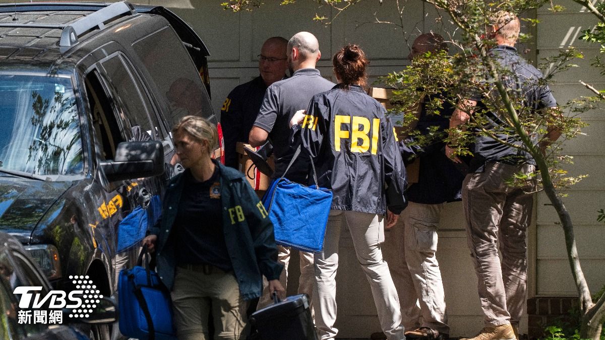 聯邦調查局(FBI)人員從波頓的辦公室帶走大批物品與紙箱。 (圖/達志影像美聯社)