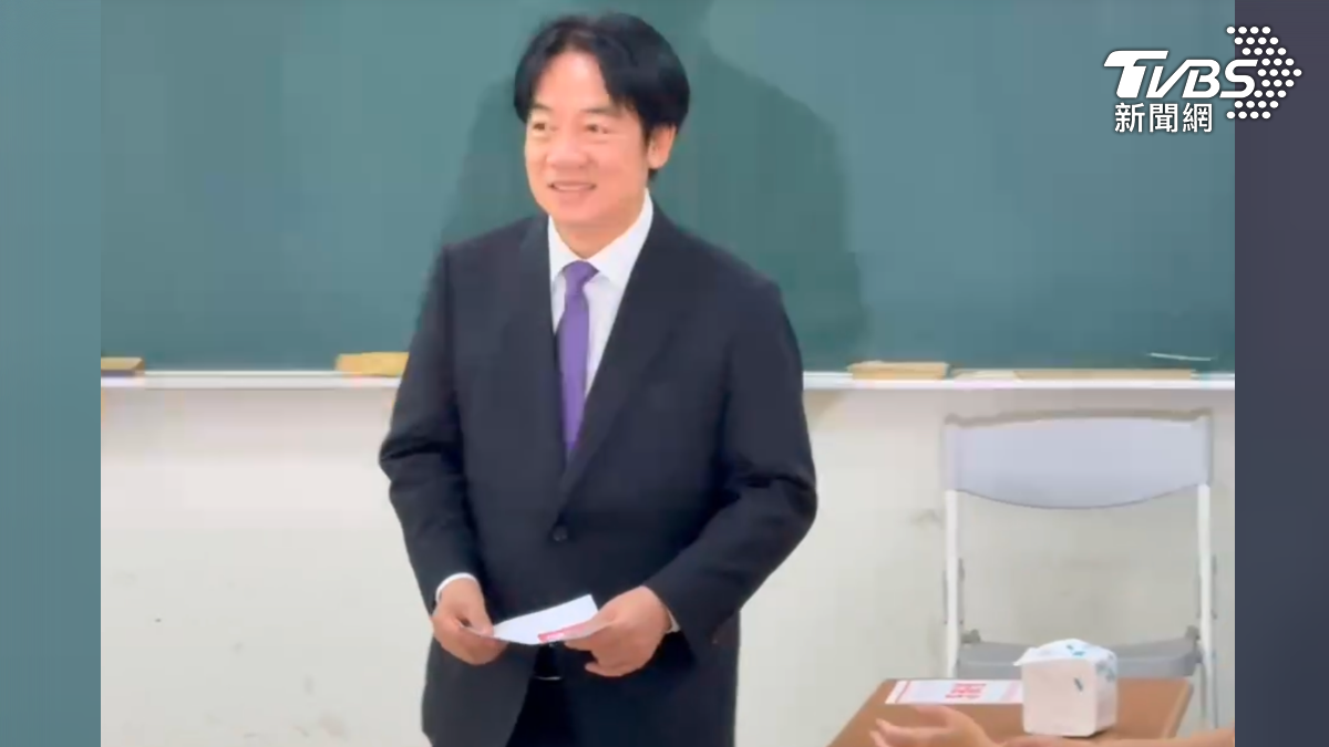 賴清德現身安平國中投票所。(圖/TVBS)