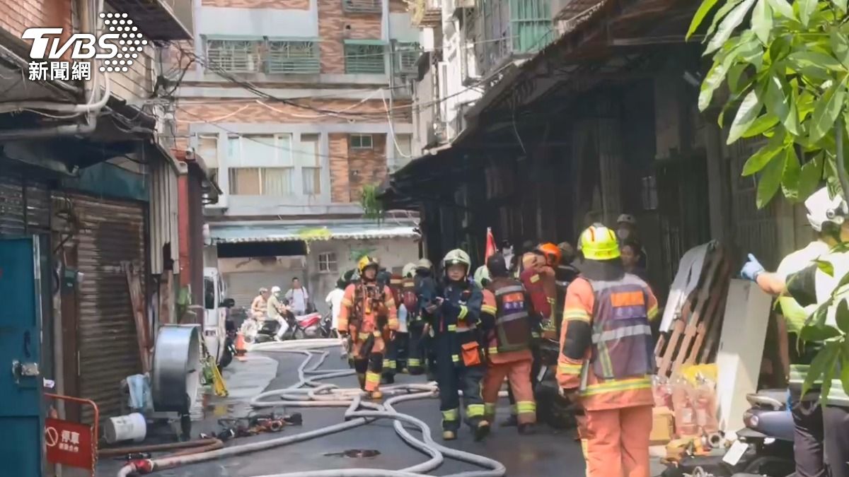 警消獲報趕赴現場。(圖/TVBS)