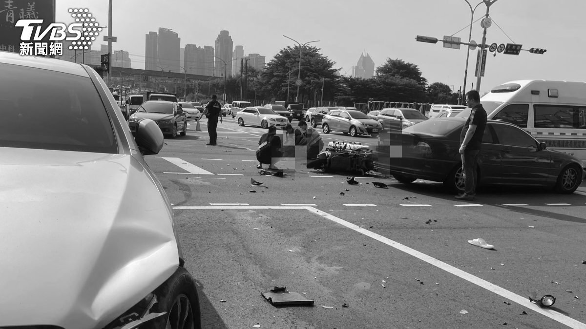 衝撞待轉區！台中21歲男硬闖猛擊3車　騎士頭重創血濺滿地亡