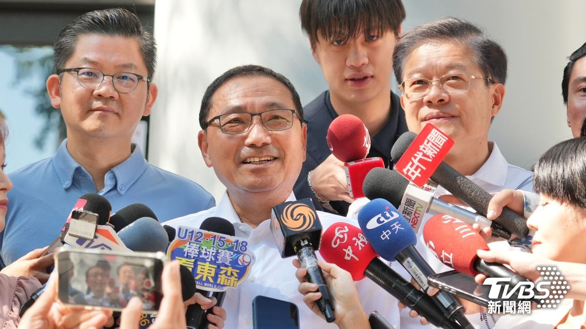 新北市長侯友宜上午陪同國民黨立委羅明才，前往新店行政園區投票。（圖／區國強攝）