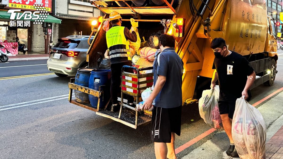 常塞車又超臭!他怨台灣垃圾車「沒效率」 內行揭真相:算好了