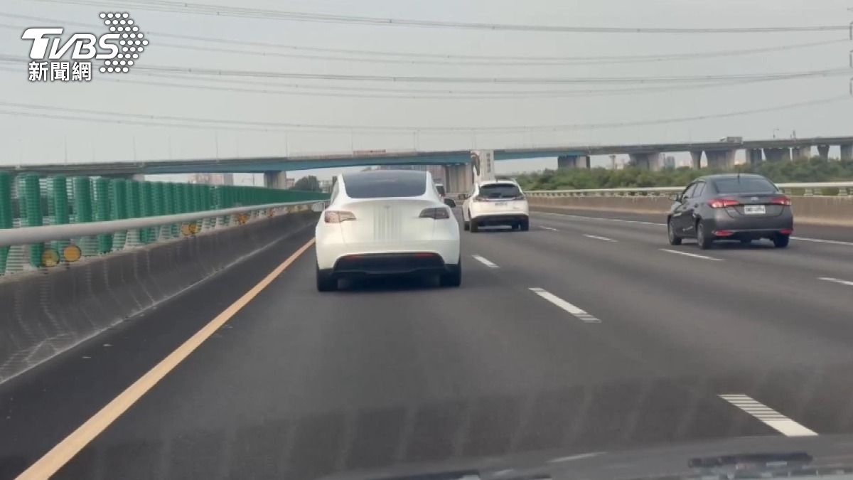 特斯拉「睡眠駕駛」 國道高速狂飆嚇壞目擊者。(圖/WoWtchout - 地圖型行車影像分享平台)