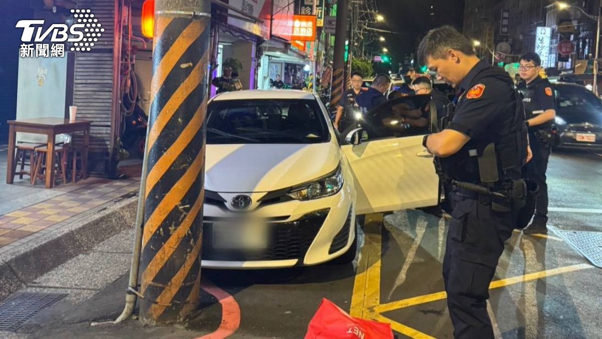 男子藏毒被盤查,催油門想逃跑,自撞電線桿。 (圖/TVBS)