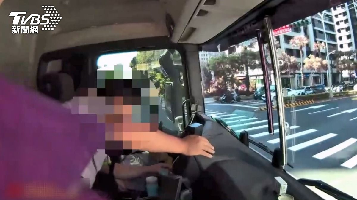 大貨車司機突然心悸,將車輛慢慢滑行到派出所旁求救。 (圖/TVBS)
