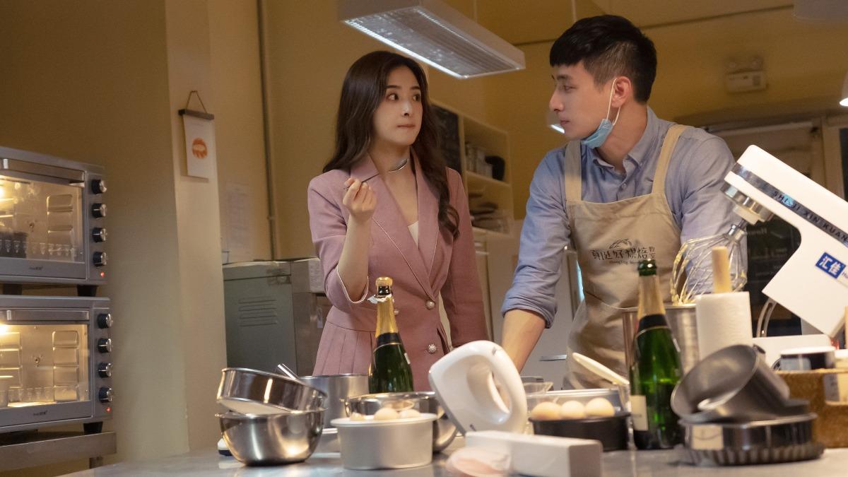 張含韻(左)飾演的方欣離婚後遇到了麵包師,兩個人在互相幫助下慢慢產生好感。(圖/TVBS)