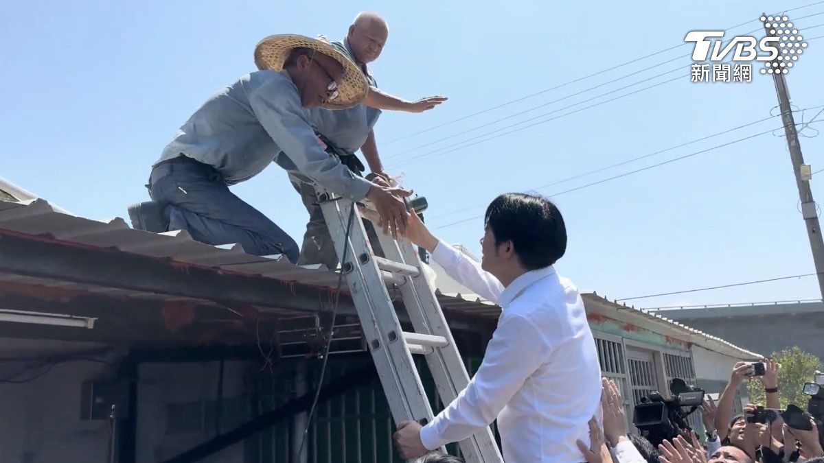 總統賴清德爬上梯子親自送水給工班。（圖／讀者提供）